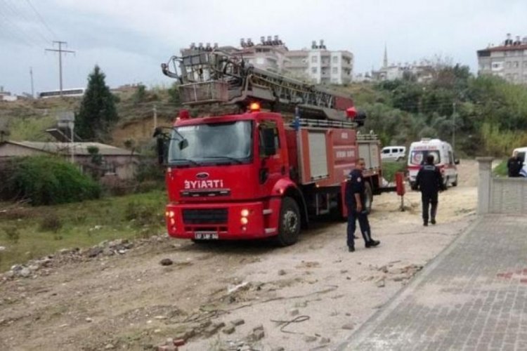 Arkadaşını otomobilde &ouml;ld&uuml;r&uuml;p inşaata attı
