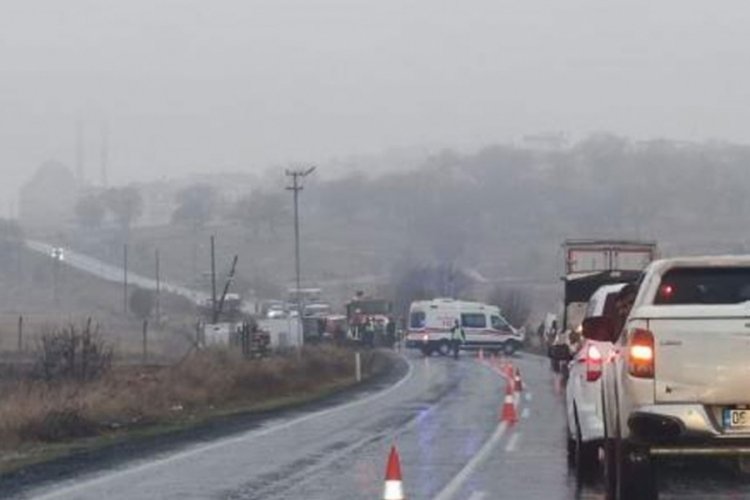 Halk otob&uuml;s&uuml; şarampole devrildi! Yaralılar var