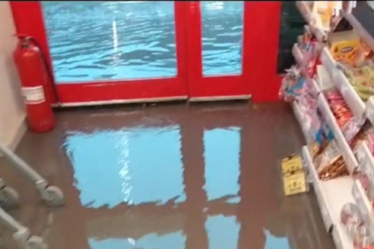 Mardin'de etkili olan yağış nedeniyle marketleri su bastı