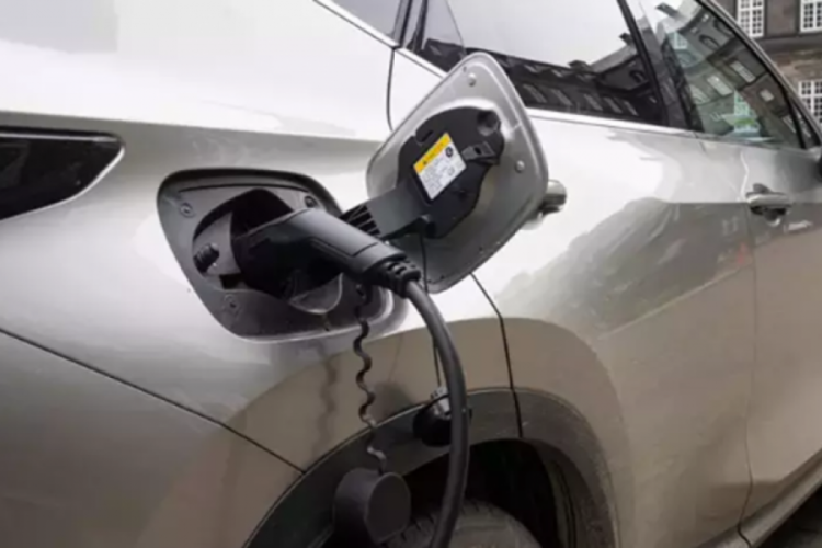 Bakan Bolat a&ccedil;ıkladı: Birleşik Krallık ile elektrikli ara&ccedil; ticaretine ilişkin gelişme