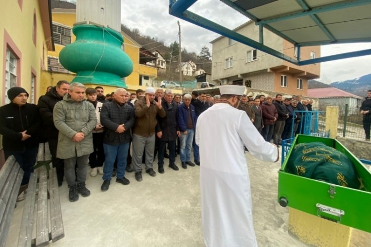 Minib&uuml;s &ccedil;arpan kadın 70 metrelik u&ccedil;uruma yuvarlanarak hayatını kaybetti