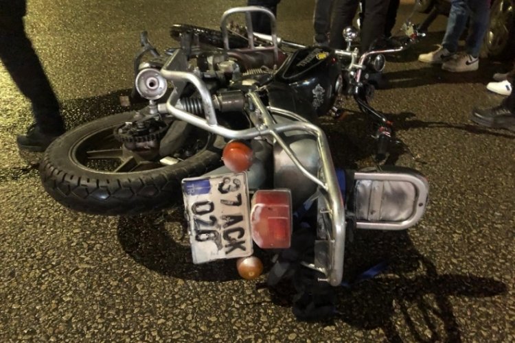 Karab&uuml;k'te motosikletle otomobil &ccedil;arpıştı: 1 yaralı