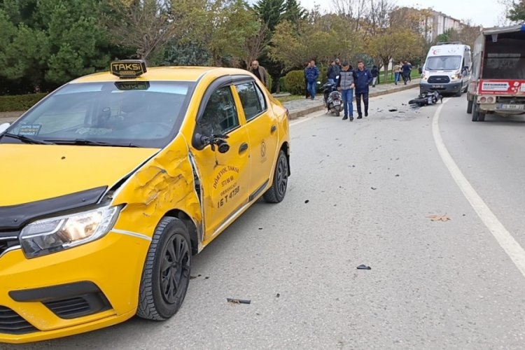 Bursa'da motosiklet ticari taksi ile kafa kafaya &ccedil;arpıştı!  2 yaralı