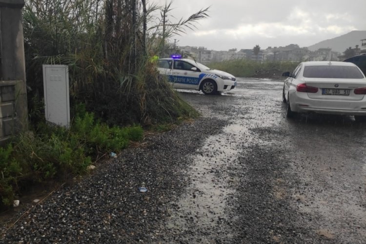 Antalya'da otomobil ile motosiklet &ccedil;arpıştı! 1 yaralı