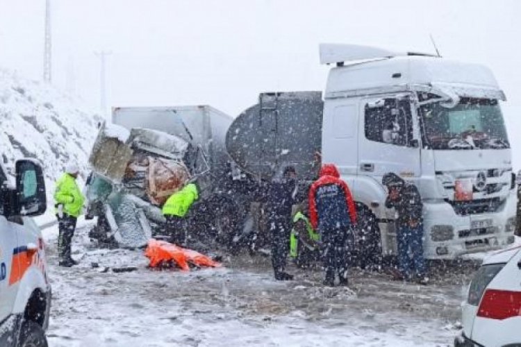 Bitlis'te zincirleme trafik kazası: 1 &ouml;l&uuml;