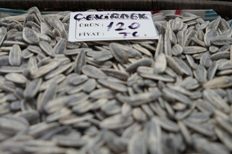 "Sohbetlerin vazge&ccedil;ilmezi" olarak bilinen &ccedil;ekirdeğin kilosu 120 lira