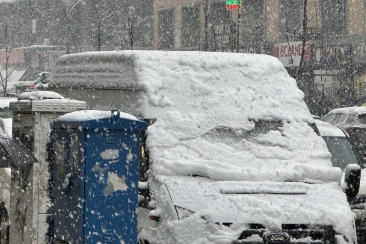 Hakkari'de kar yağışı hayatı olumsuz etkiledi