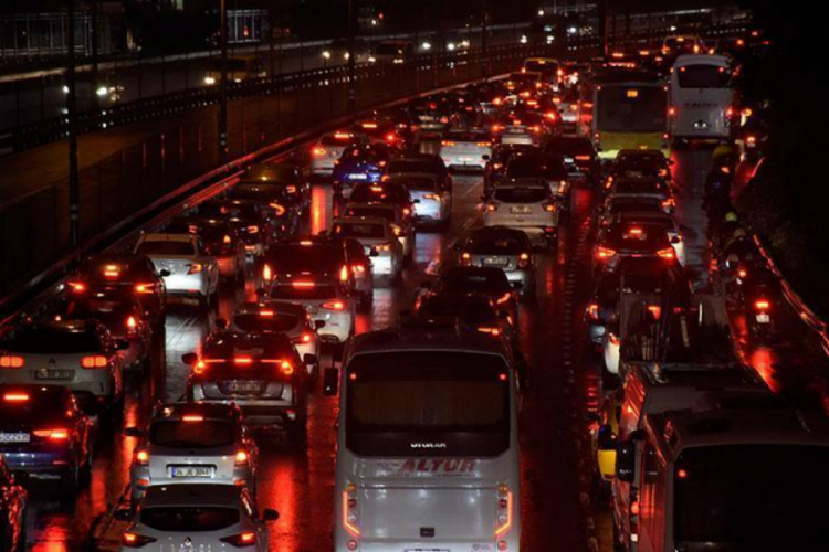 İstanbul'da sağanak trafiği fel&ccedil; etti!