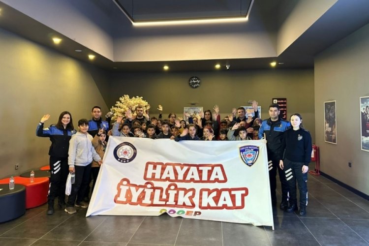 Hi&ccedil; sinemaya gitmemiş 29 depremzede &ouml;ğrenci 'Ayb&uuml;ke: &Ouml;ğretmen Oldum Ben' filmini izledi