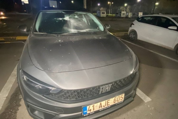Kocaeli'de abisine kızıp 35 aracın camını kırdı! Tutuklandı