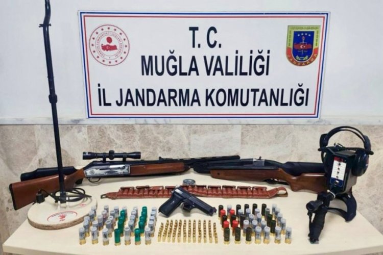 Muğla'da silah ve ka&ccedil;ak kazı malzemesi ele ge&ccedil;irildi