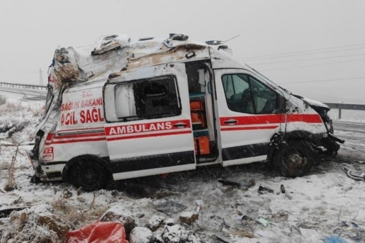 Hakkari'de ambulans kaza yaptı: 3 yaralı