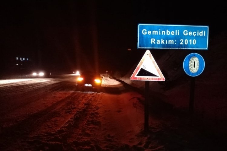 Sivas'ta Geminbeli Ge&ccedil;idi'nde kar yağışı etkili oluyor