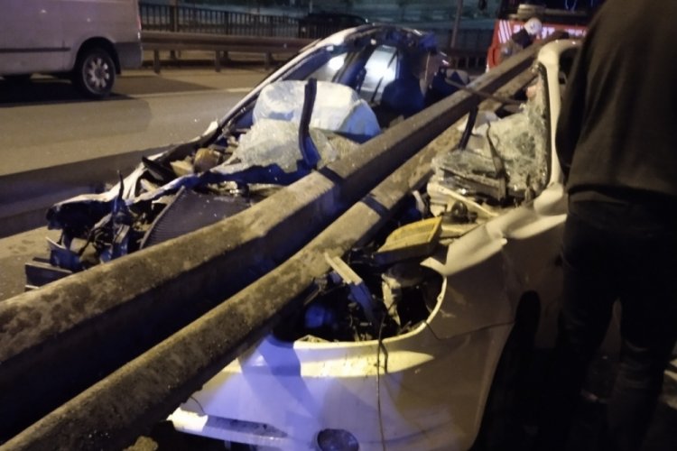 İstanbul'da kontrolden &ccedil;ıkan otomobil bariyere girdi