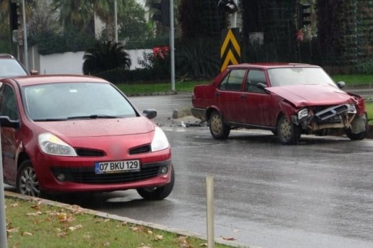 Antalya'da kırmızı ışıkta ge&ccedil;en araca b&ouml;yle &ccedil;arptı