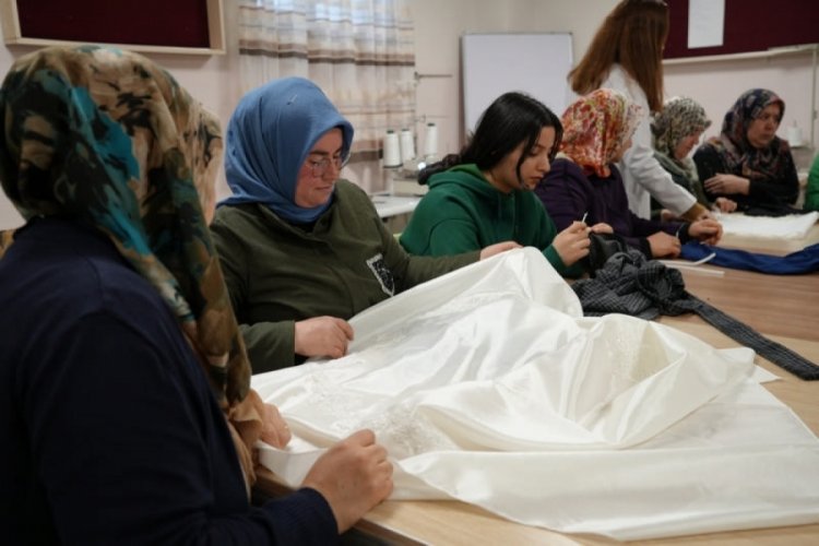 Eşiyle el ele vererek el emeği &uuml;r&uuml;nlerle ge&ccedil;imlerini sağlıyor