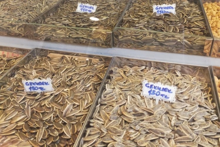 Bursa'da ay &ccedil;ekirdeğinin fiyatı g&ouml;renleri şaşırttı! &Ccedil;ekirdekseverler isyanda&nbsp;