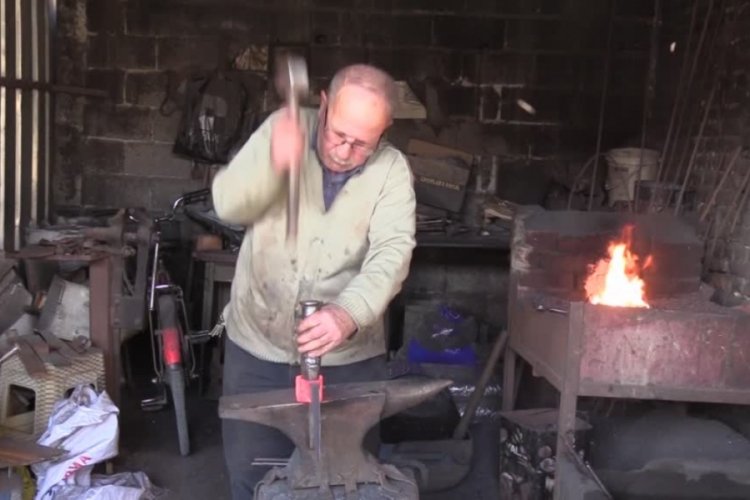 Bursa'da baba yadigarı mesleğinde demire 45 yıldır şekil veriyor