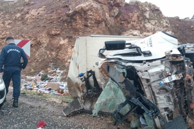 Diyarbakır'da virajı alamayan kamyon takla attı: 2 ağır yaralı