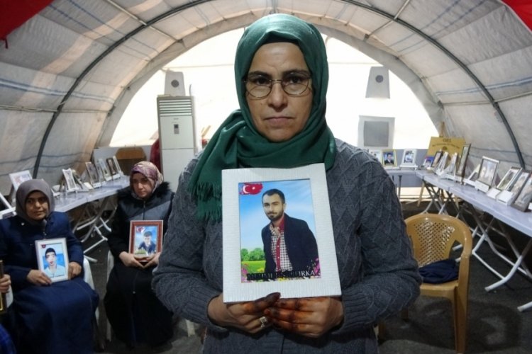 HDP &ouml;n&uuml;ndeki evlat direnişi yağmur &ccedil;amur demeden s&uuml;r&uuml;yor