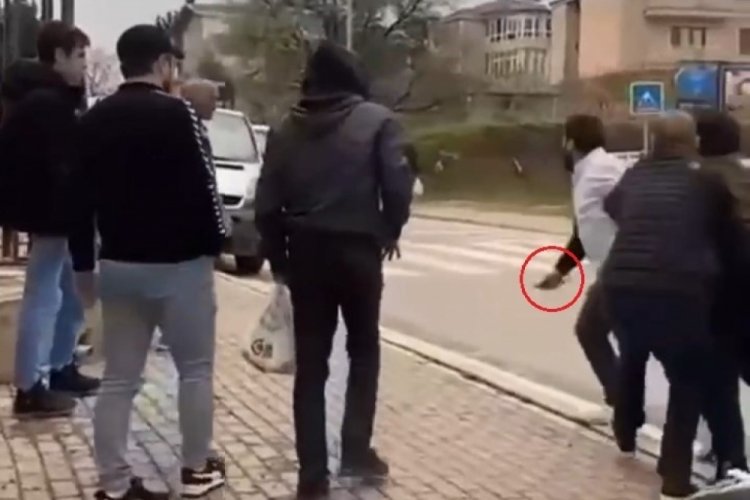 Kocaeli'de otob&uuml;s şof&ouml;r&uuml; yolcuya bı&ccedil;ak &ccedil;ekti