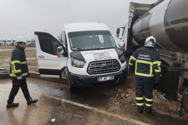 Mardin'de tır ve yolcu minib&uuml;s&uuml; kazasında 2 kişi yaralandı