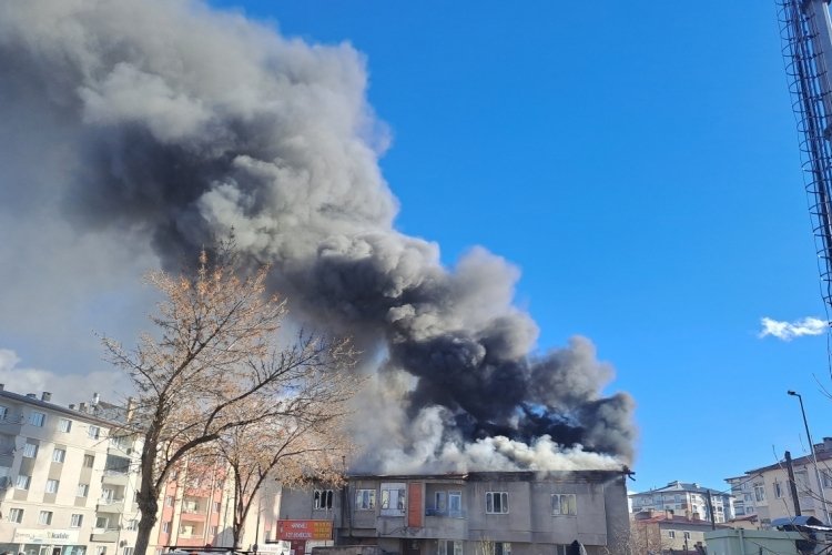 Sivas'ta &ccedil;atı yangını paniğe neden oldu