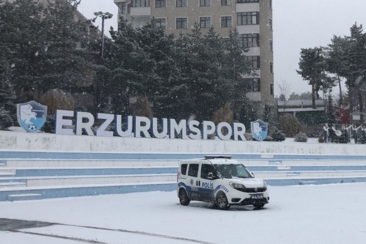 Erzurum'da kar ve tipi etkili oluyor