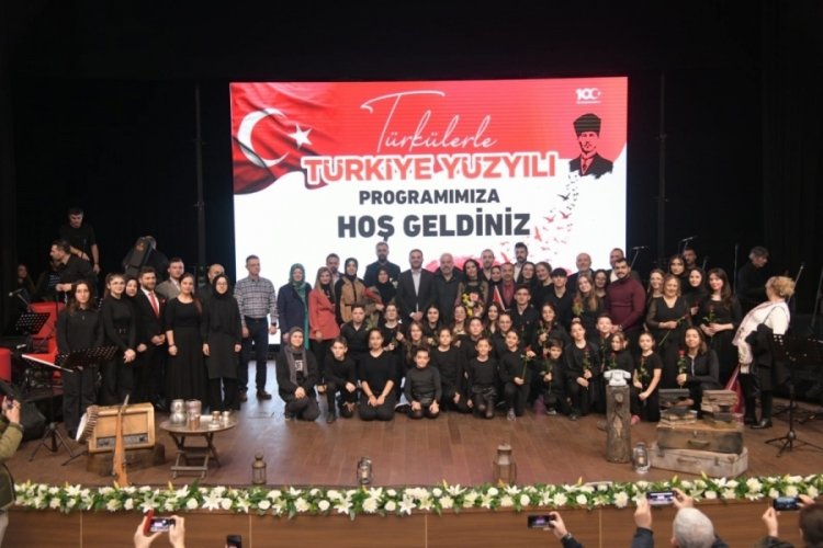 T&uuml;rkiye Y&uuml;zyılı Başiskele'de t&uuml;rk&uuml;lerle anlatıldı
