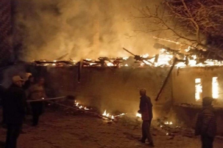 Burdur'da caminin malzeme deposu alevlere teslim oldu