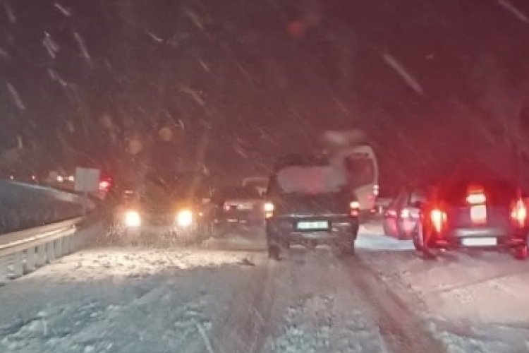 Kastamonu'da onlarca ara&ccedil; yolda kaldı