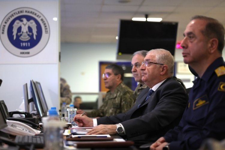 Bakan G&uuml;ler, Irak ve Suriye'nin kuzeyindeki 29 hedefin imha edildiği hava harekatlarını sevk ve idare etti