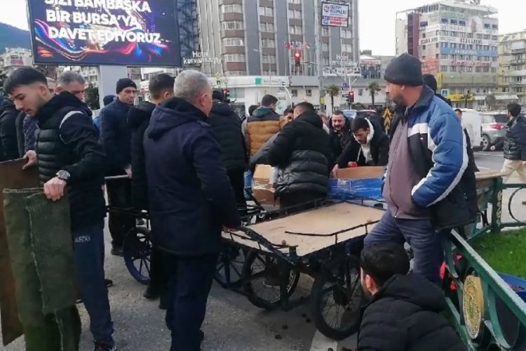 Bursa'da zabıta izinsiz ceviz ve kestane satan seyyar satıcılara g&ouml;z a&ccedil;tırmadı