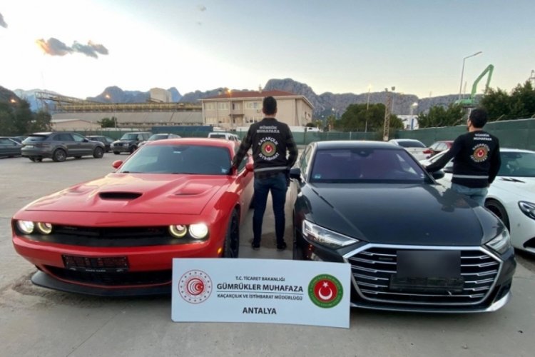 G&uuml;mr&uuml;k muhafaza ekipleri 15 ka&ccedil;ak l&uuml;ks otomobile el koydu