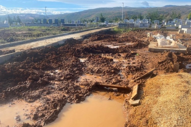 &Ccedil;amur ve su i&ccedil;inde kalan mezarlığa girilemiyor