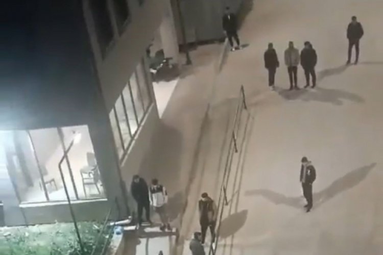 Bursa'da kavgaya tutuşan gen&ccedil;ler caddeyi boks ringine &ccedil;evirdi