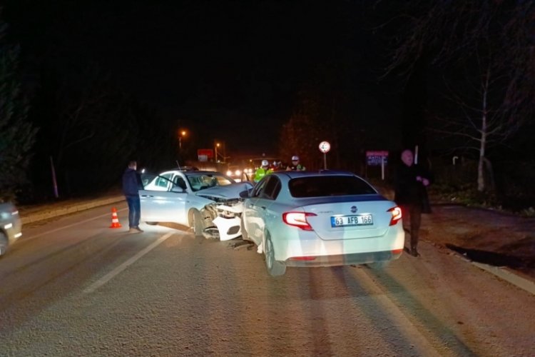 Bursa'da aynı marka ve model iki otomobil kafa kafaya &ccedil;arpıştı! 3 Yaralı