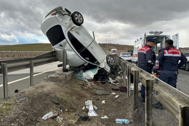 Kırıkkale'de otomobil bariyerlerde asılı kaldı: 5 yaralı