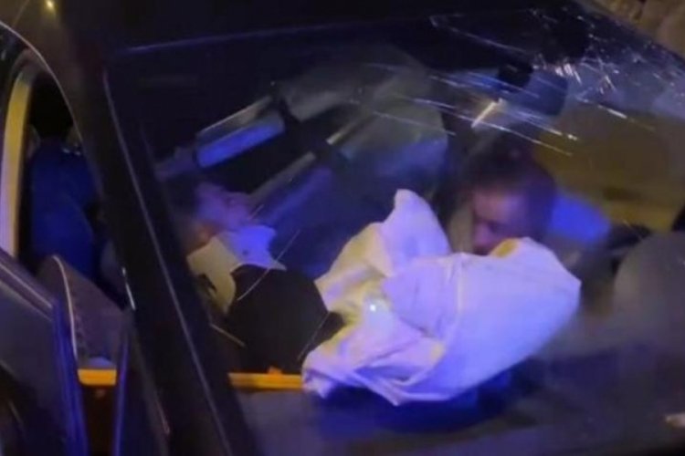 İstanbul'da otomobile &ccedil;arpan ara&ccedil; bariyerlere vurdu!