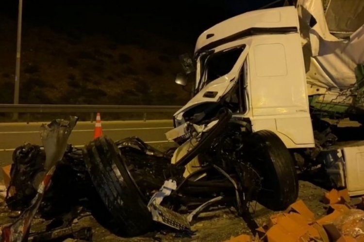 İstanbul'da kuruyemiş y&uuml;kl&uuml; TIR bariyerlere &ccedil;arptı! 1 yaralı