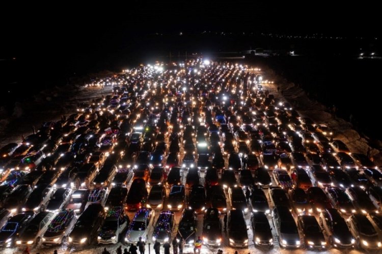 Rusya'da otomobillerden dev noel ağacı