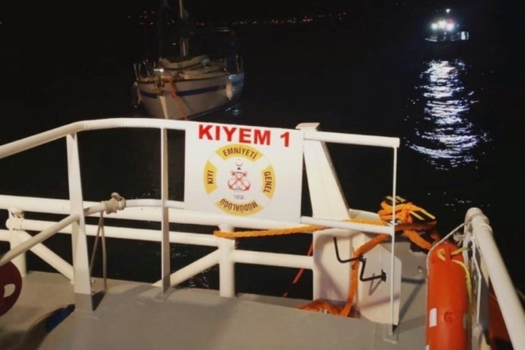 &Ccedil;anakkale Boğazı'nda s&uuml;r&uuml;klenen tekne kurtarıldı