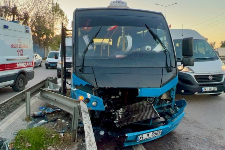 Kocaeli'de bariyere &ccedil;arpan minib&uuml;steki 15 yolcu yaralandı