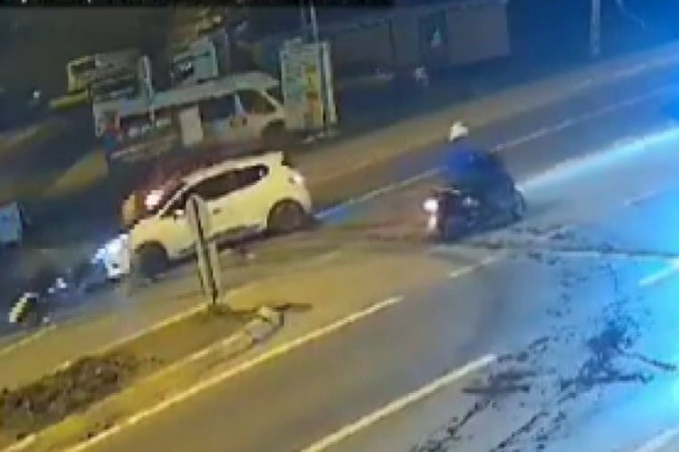 İstanbul'da motosiklet otomobile &ccedil;arptı! 2 yaralı