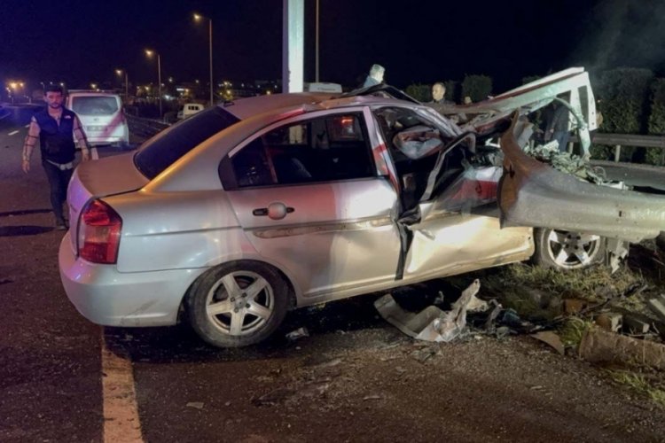 Bariyerlere saplanan otomobilde korkun&ccedil; &ouml;l&uuml;m!