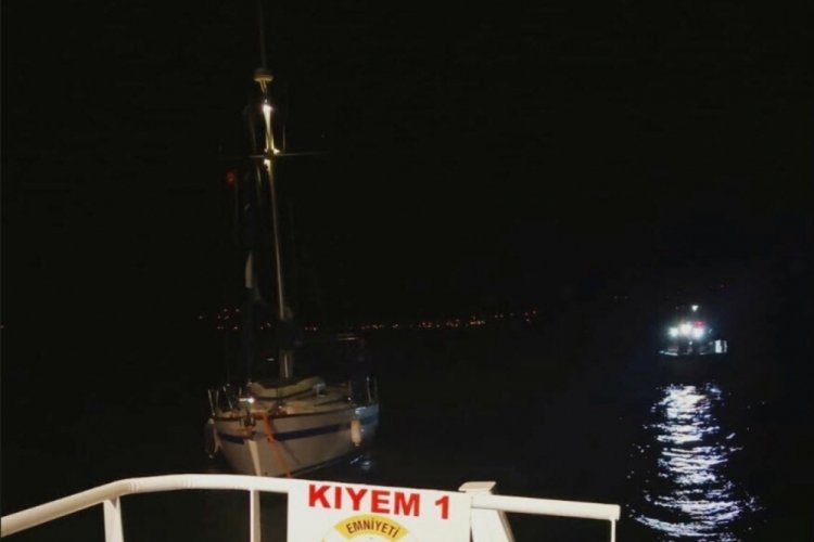&Ccedil;anakkale Boğazı'nda s&uuml;r&uuml;klenen yelkenli Eceabat'a &ccedil;ekildi