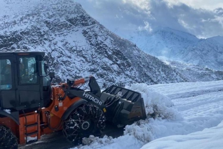 Şırnak kar altında! Yollar kapandı, ekipler a&ccedil;mak i&ccedil;in uğraşıyor...