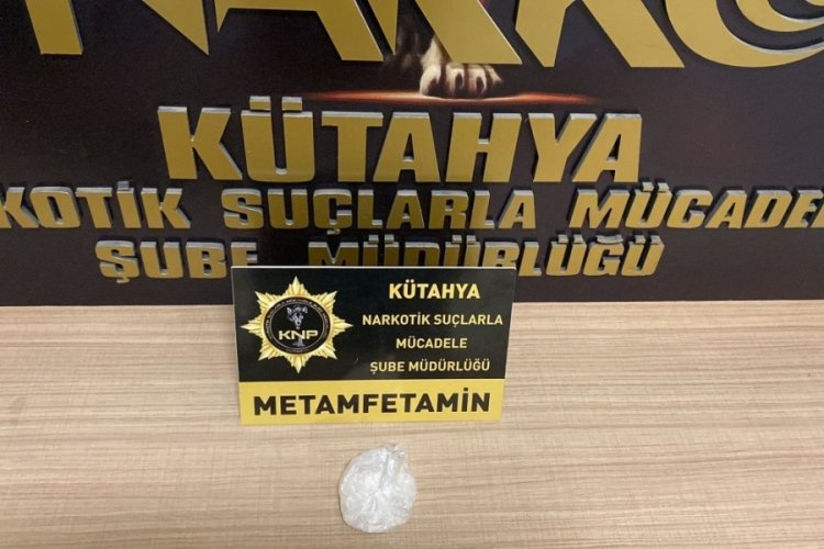 K&uuml;tahya'da kiraladığı ara&ccedil;ta uyuşturucu &ccedil;ıktı!