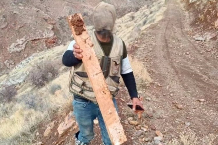 Elazığ'da k&ouml;y yoluna kurulan &ccedil;ivili kapan nedeniyle 3 aracın lastiği patladı