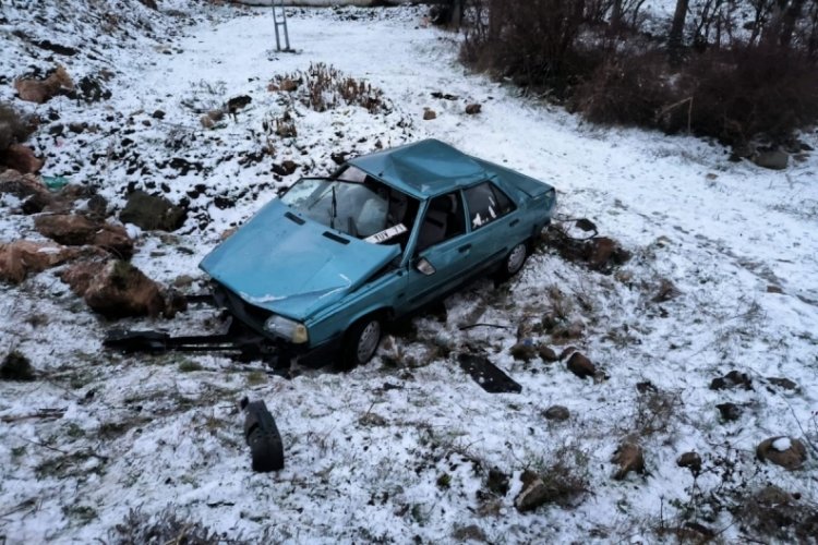 Yozgat'ta otomobil şarampole yuvarlandı: 2 yaralı